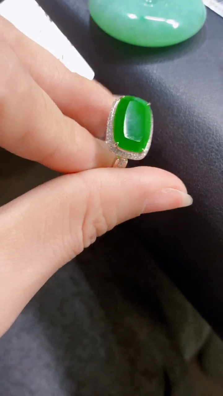 颈饰18K金镶嵌翡翠戒指