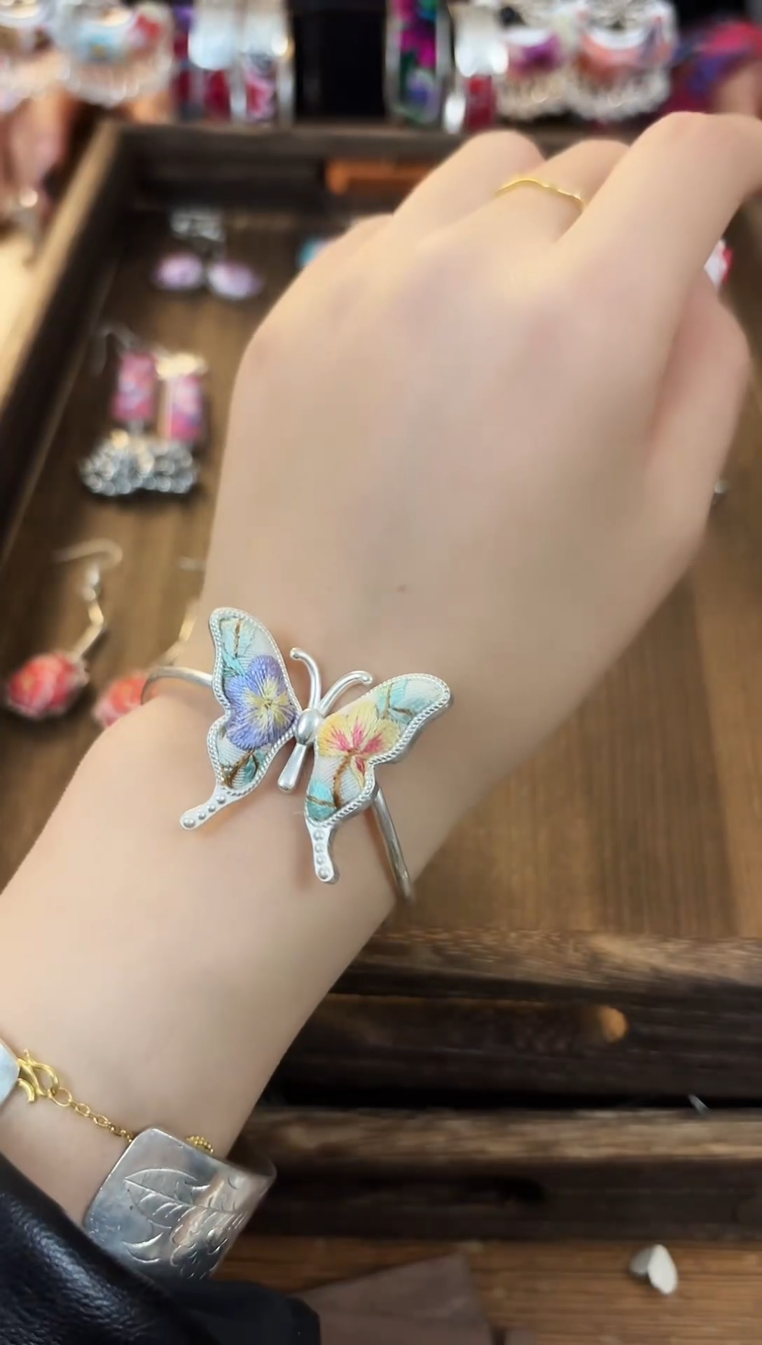 织绣非遗彩云南阁老绣饰品402