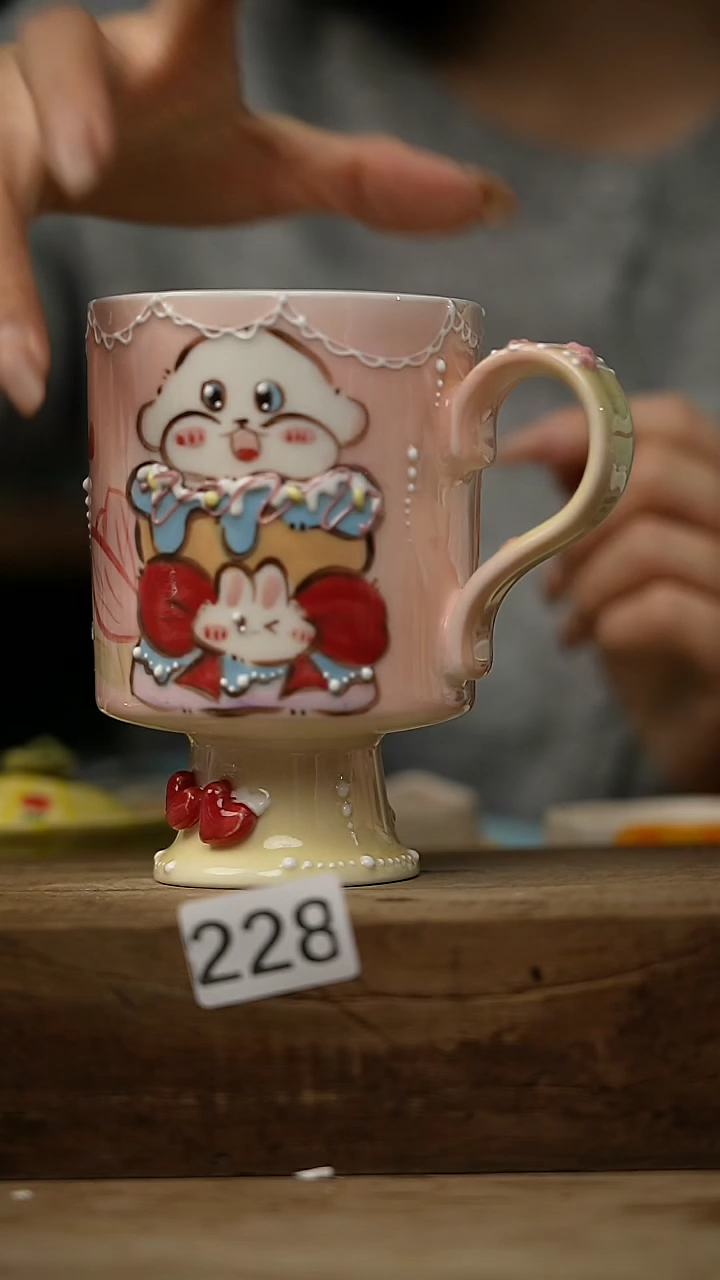 【闪购商品】瓷片新品设计师款浮雕可爱吸管杯
