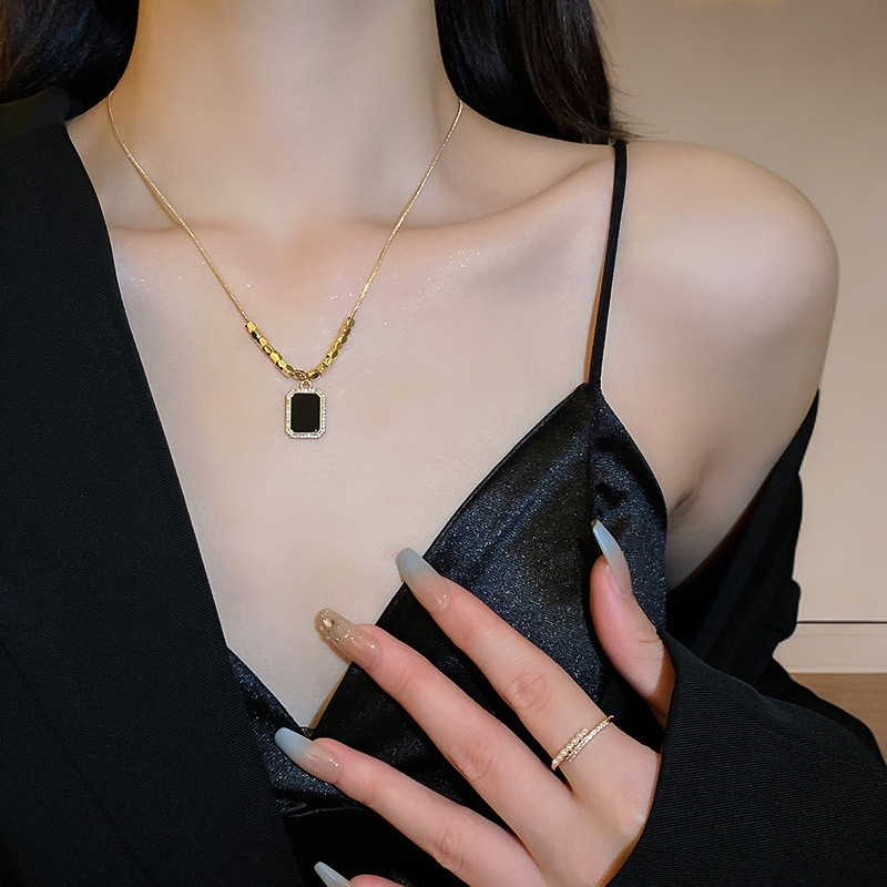钛钢项链 镀K金 高级感不掉色项链黑色方牌轻奢毛衣链秋冬新款