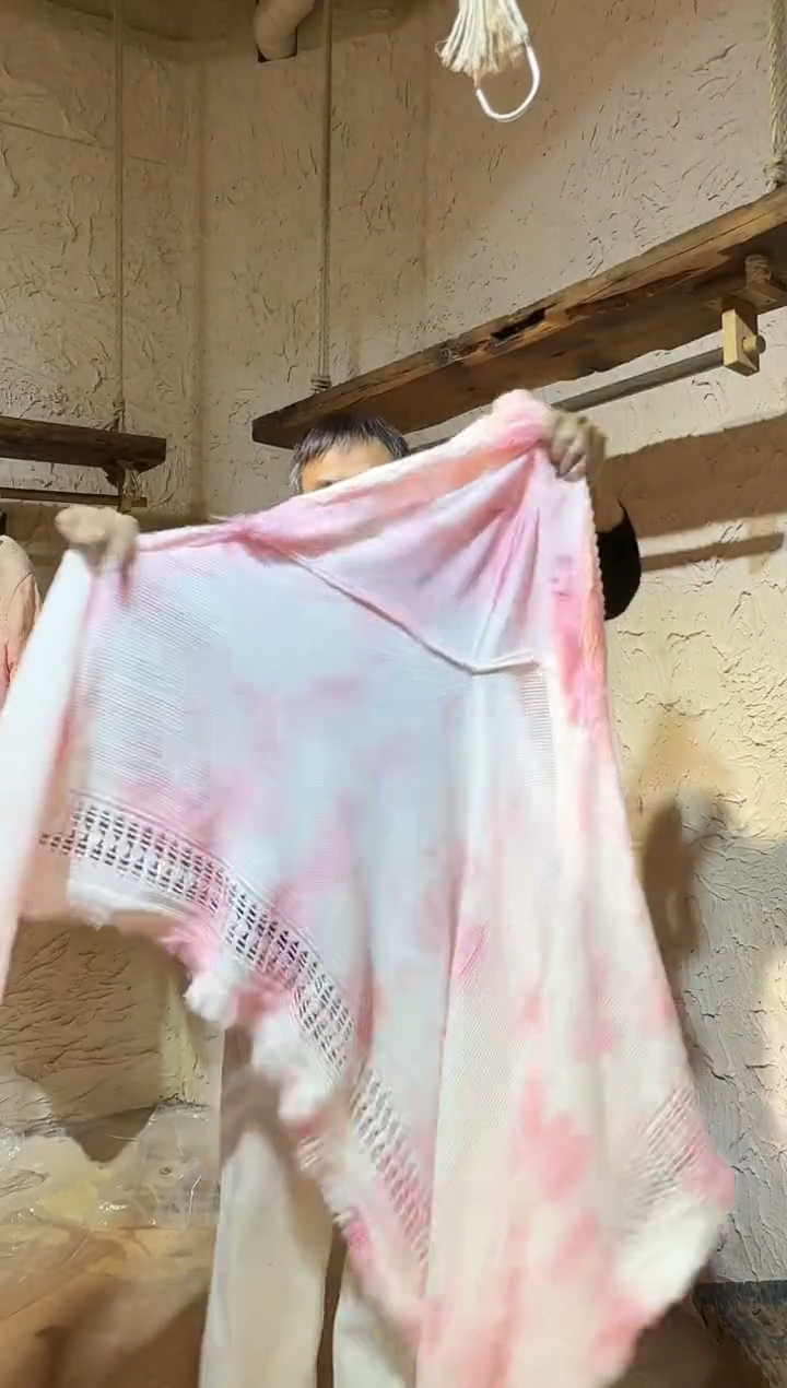 粉染植物染戴帽子披肩