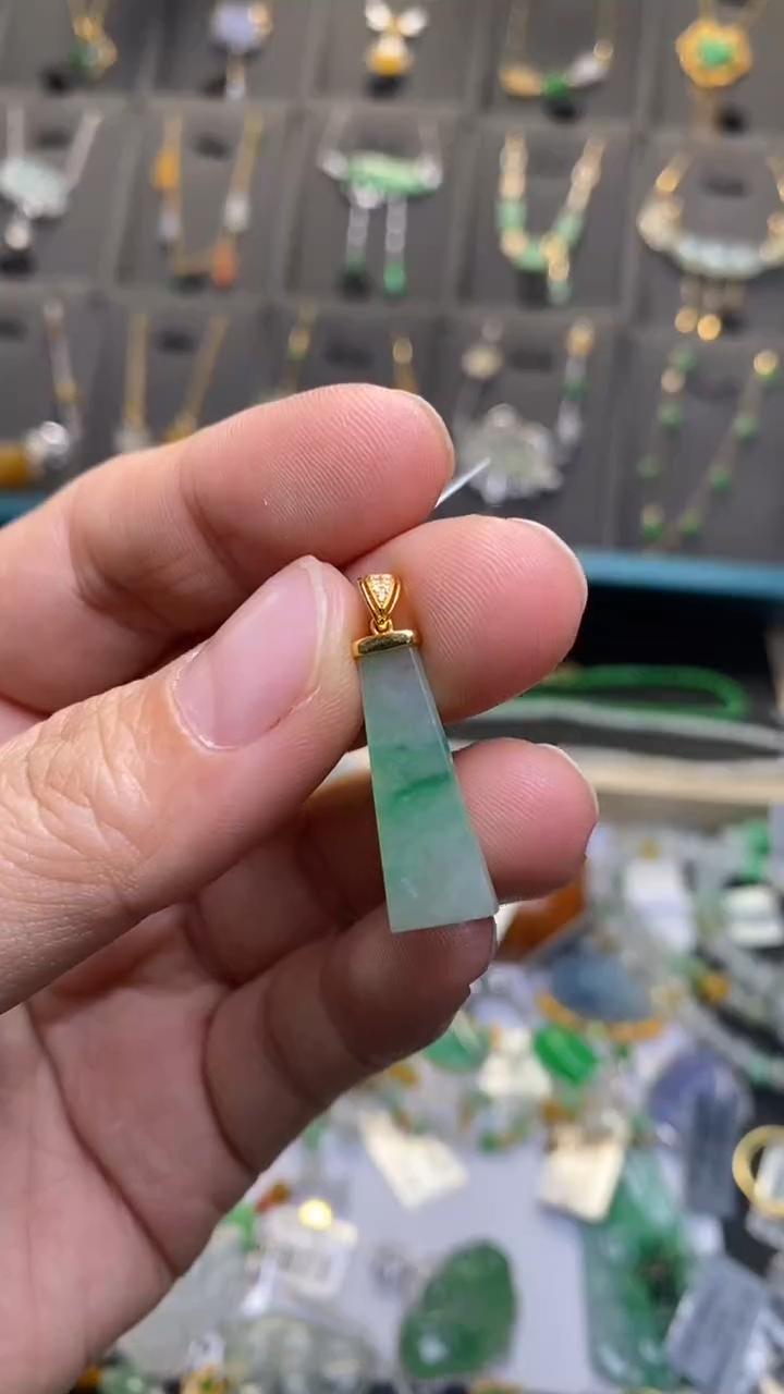 颈饰18K金镶嵌翡翠净货36262