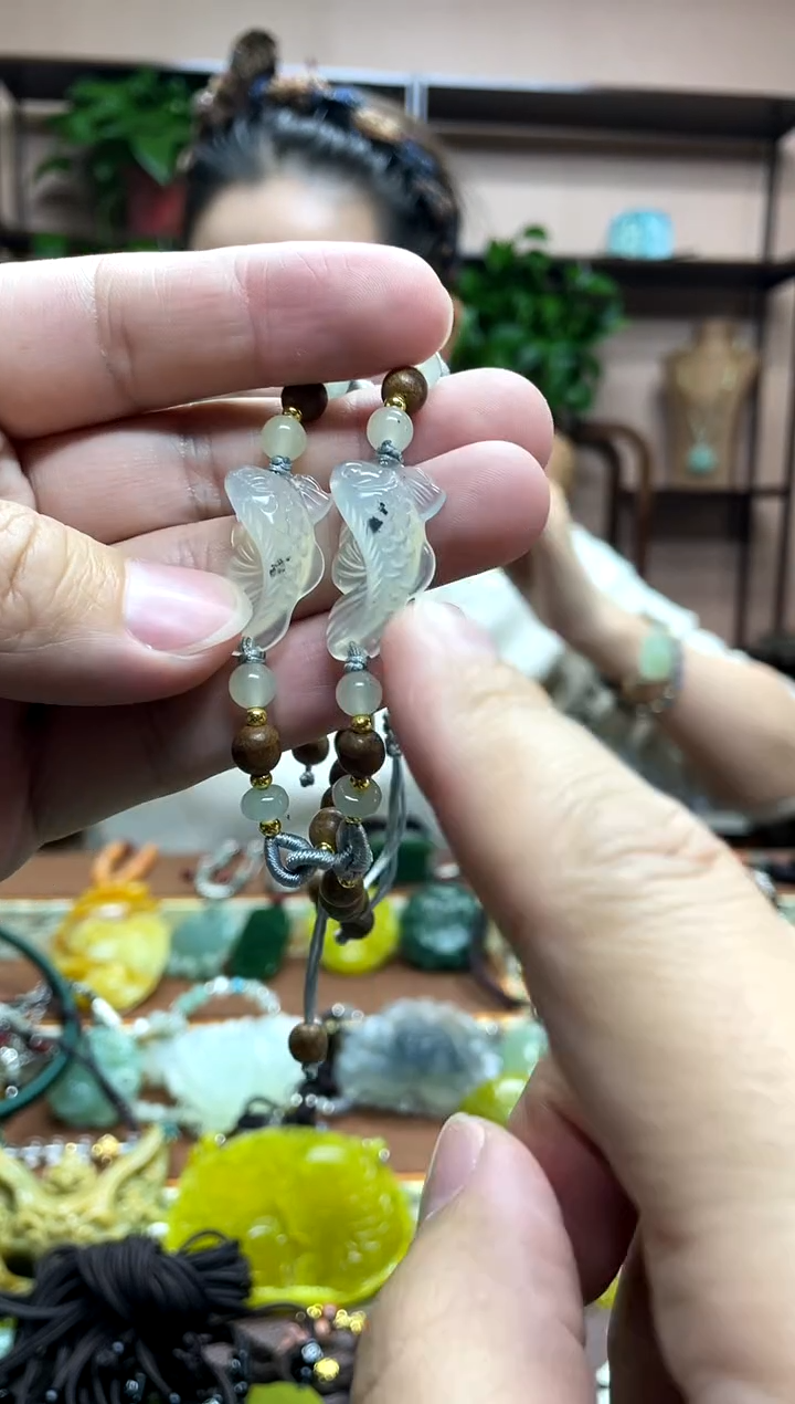 未镶嵌岫玉颈饰多样性发货发其中之一