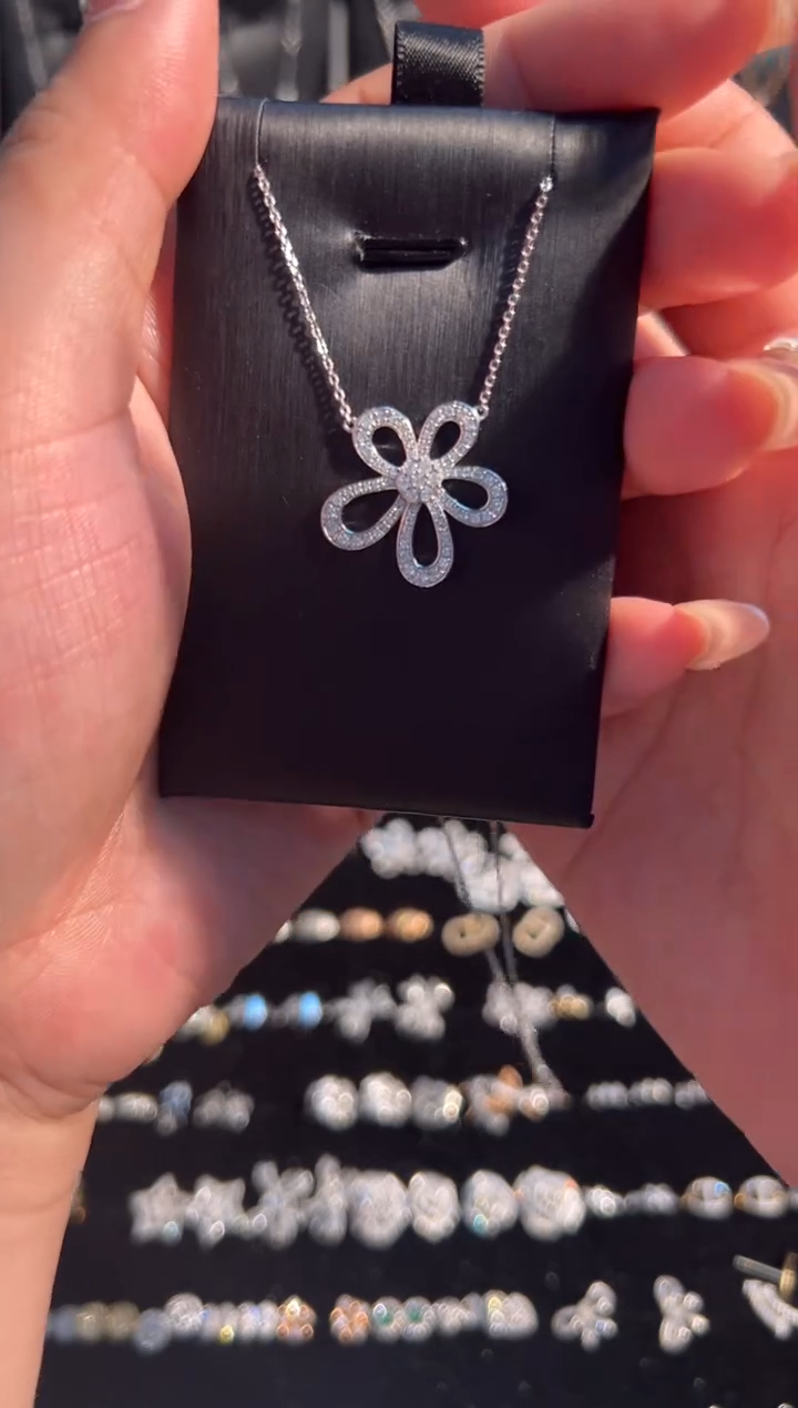 颈饰钻石铂Pt950镶嵌格桑花项链