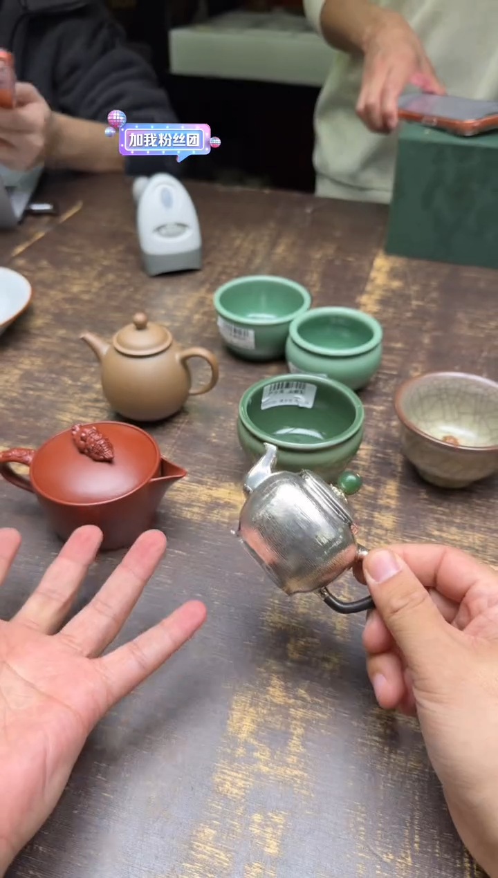 2*（预售）呆坐手敲锤纹四方银韵壶