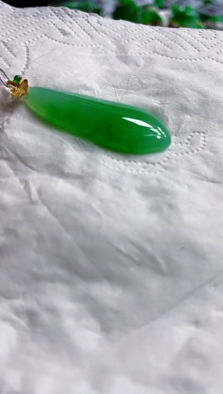 翡翠18K金镶嵌颈饰瓜