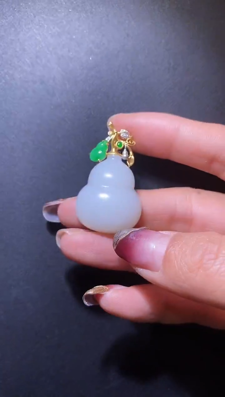 颈饰18K金镶嵌和田玉和田葫芦吊坠