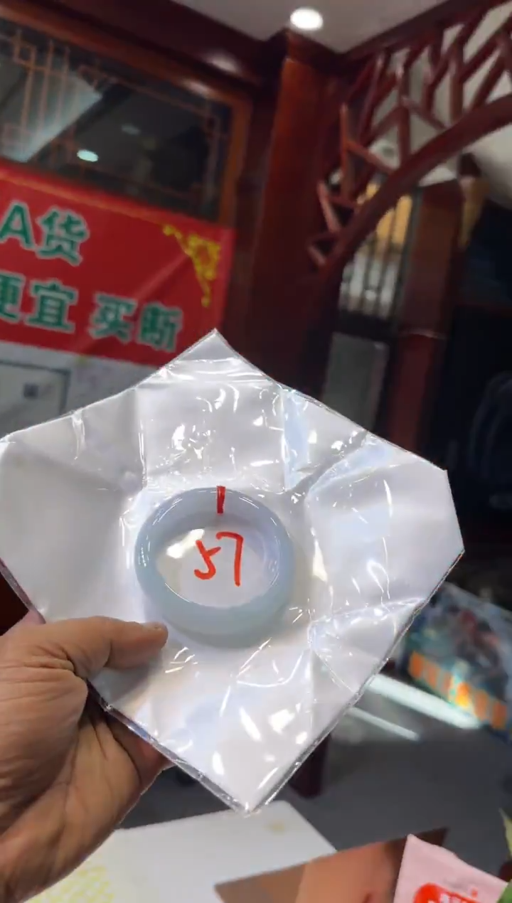 未镶嵌手镯翡翠手镯包容价