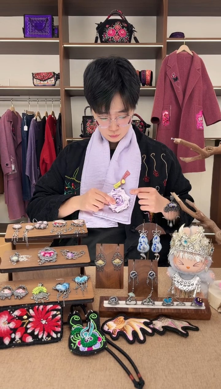 织绣A31黔东南苗族刺绣 围巾