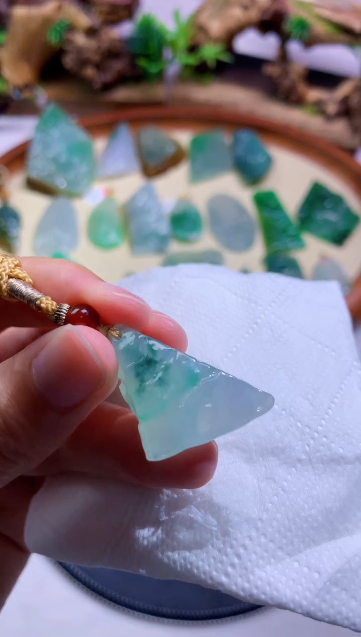 翡翠未镶嵌颈饰      