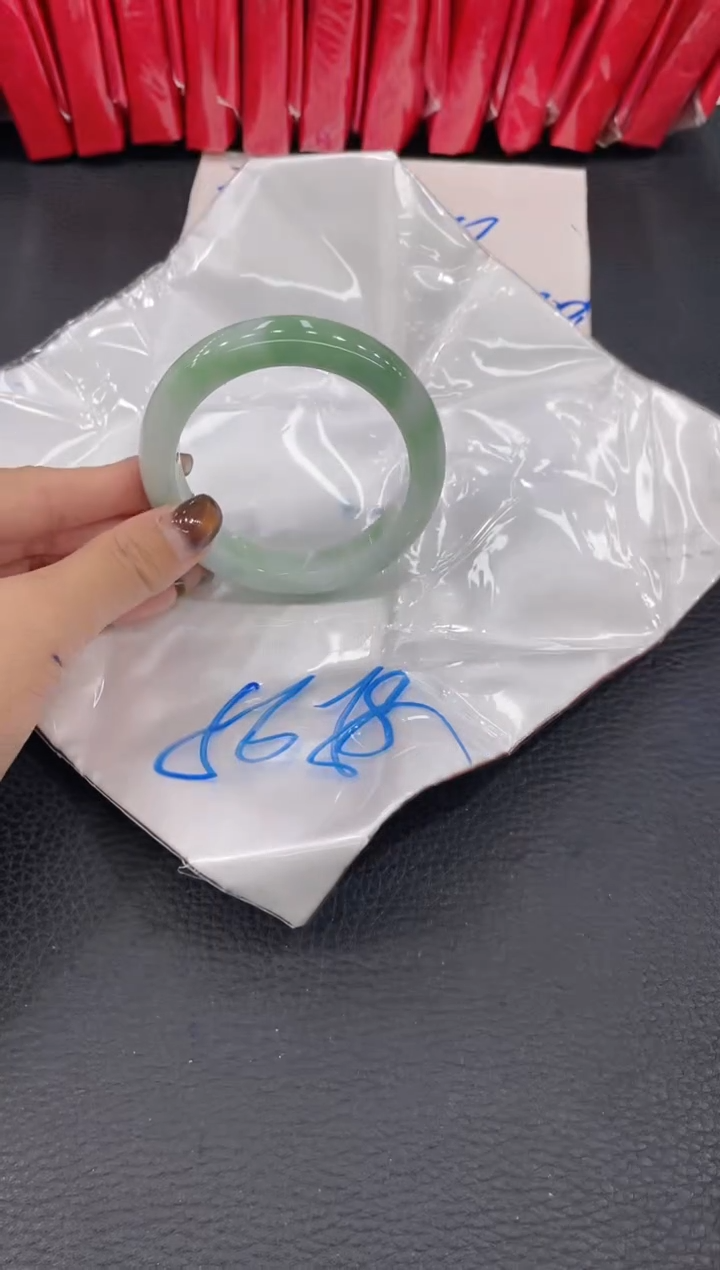 【闪购商品】翡翠手镯未镶嵌手镯