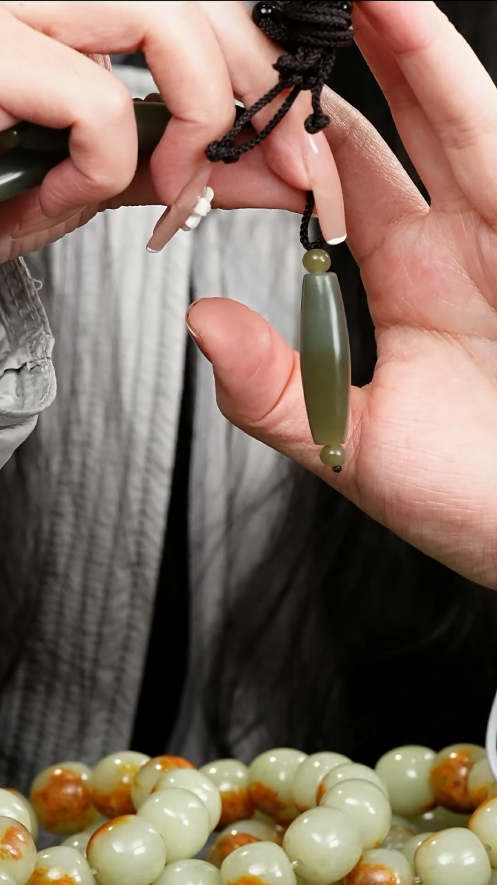 颈饰未镶嵌岫岩老玉（透闪石质玉）挂件