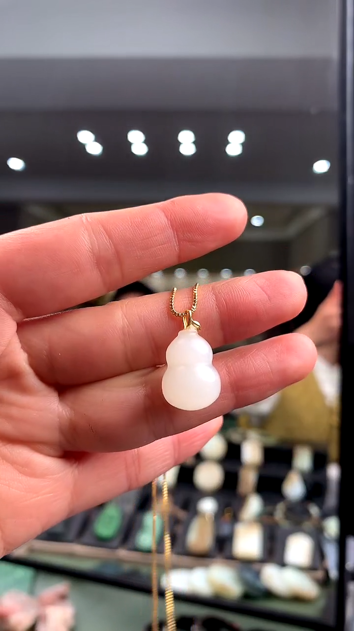 颈饰18K金镶嵌和田玉挂件