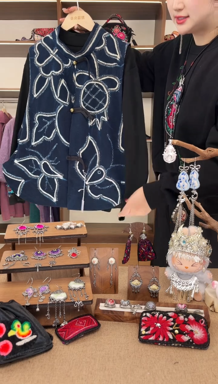 织绣A17黔东南苗族刺绣2件 马甲+打底