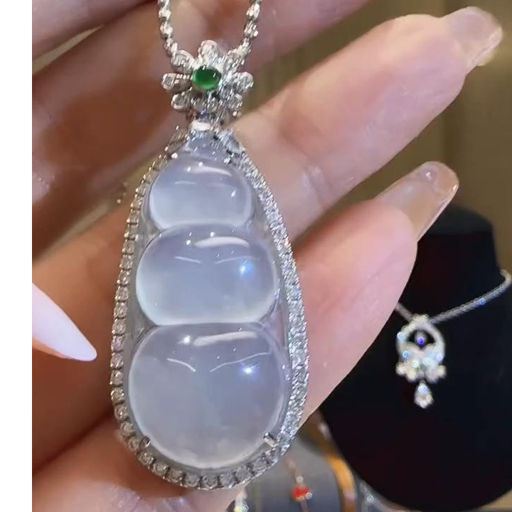 18k金镶嵌天然翡翠钻石豆子吊坠不含链