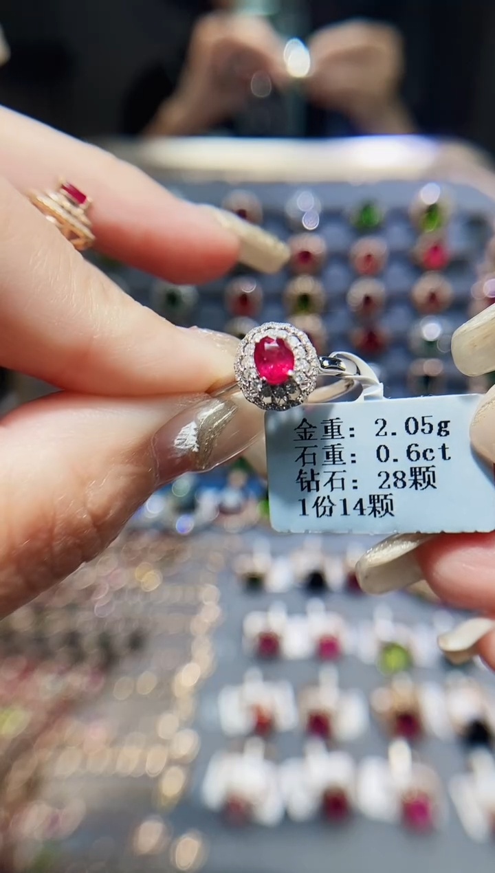 红宝石戒指18K金镶嵌0.6..