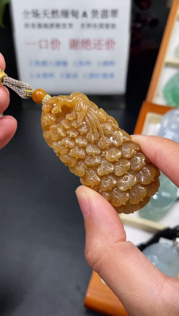 翡翠未镶嵌颈饰凤凰