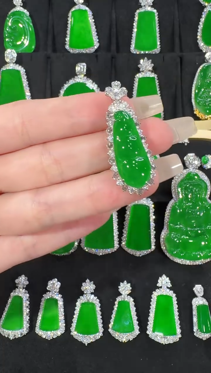 翡翠18K金镶嵌颈饰福豆天然A货翡翠