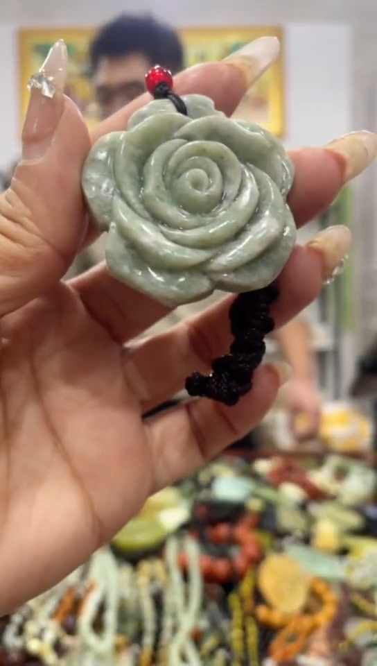 未镶嵌蛇纹石玉吊坠    