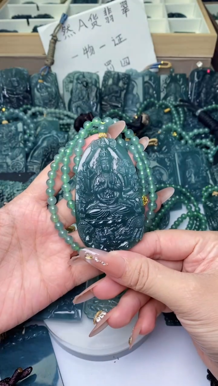 翡翠未镶嵌颈饰          