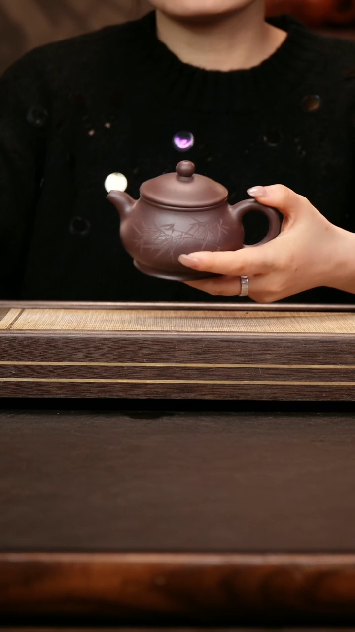 茶壶紫砂四号井底槽清 潘壶240cc 刻绘