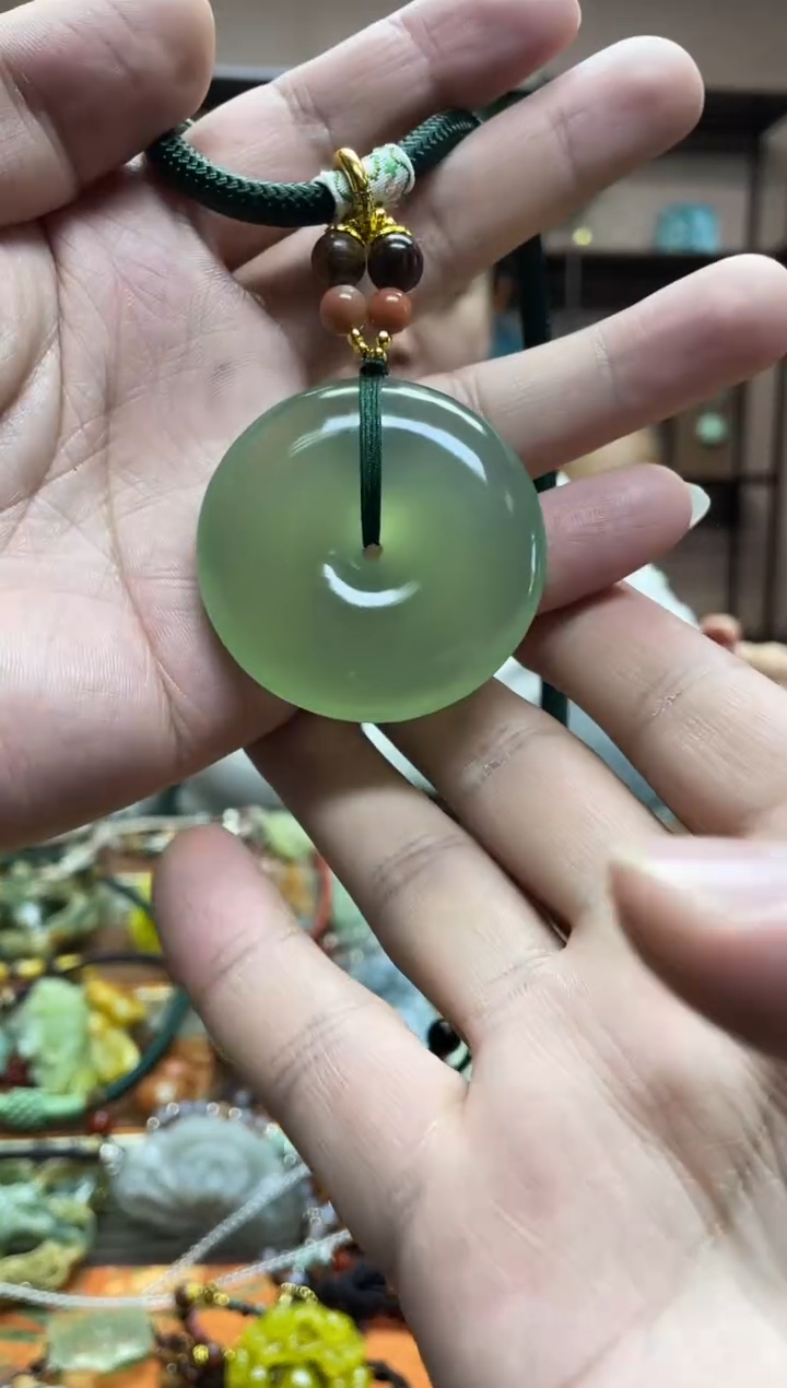 未镶嵌岫玉颈饰多样性发货发其中之一