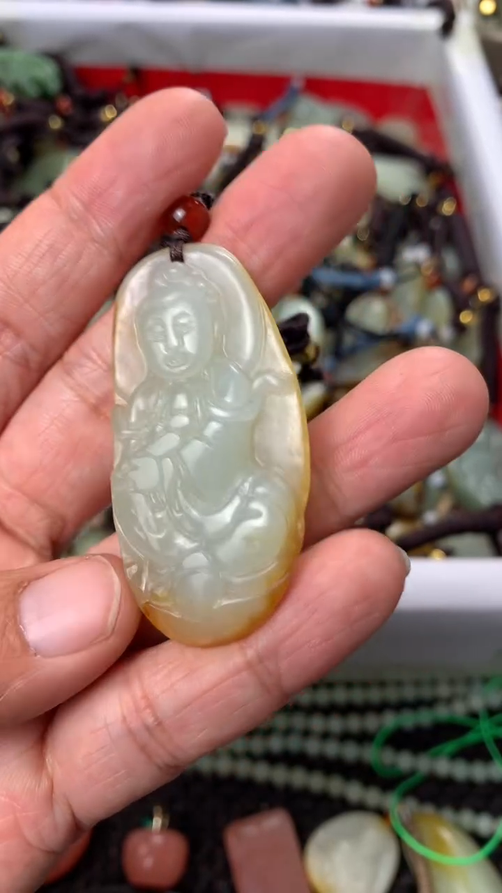 【闪购商品】和田玉颈饰未镶嵌多样性发货没有证书.拍一发一，有瑕