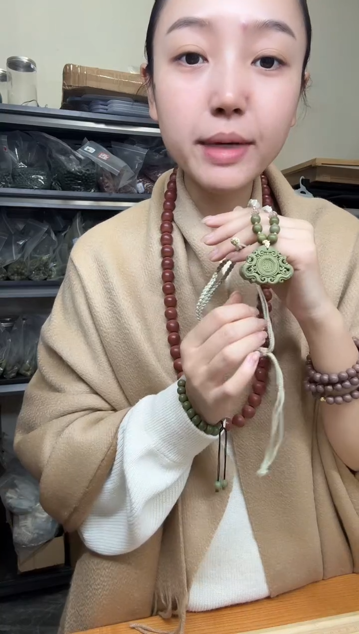 泥塑放青松如意锁合香牌