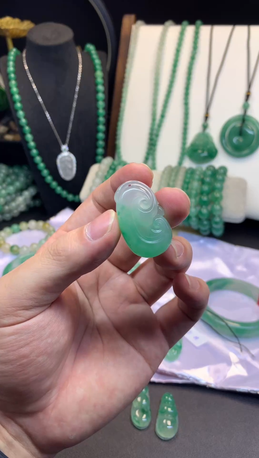 吊坠(不含链)未镶嵌石英质玉（非洲翠）如意