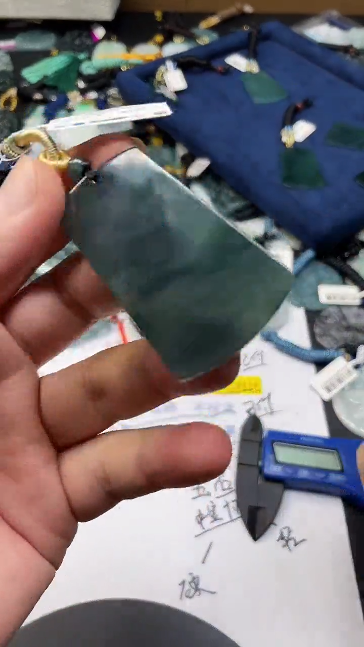 翡翠未镶嵌颈饰多样性发其一