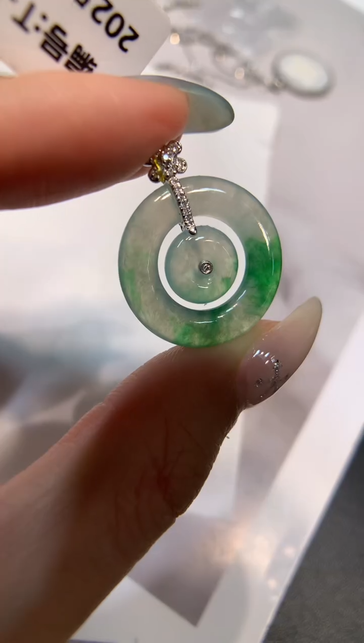 颈饰18K金镶嵌翡翠子母扣