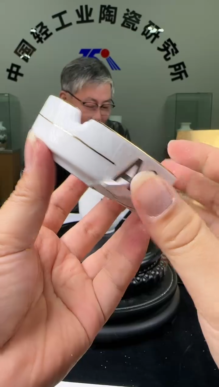 陶滑石子描金烟灰缸