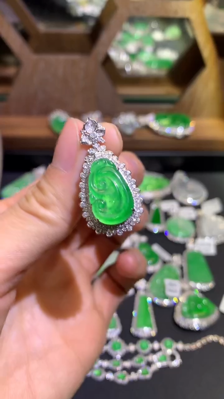 【闪购商品】翡翠吊坠(不含链)18K金镶嵌吊坠