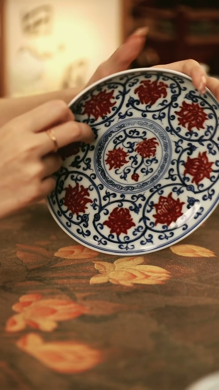  陶瓷青花釉里红缠之莲壶承/27