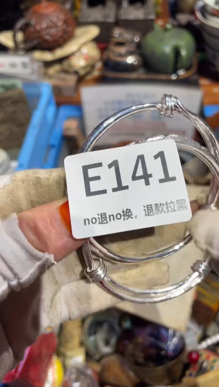 瓷片何*东表姐直播所见所得