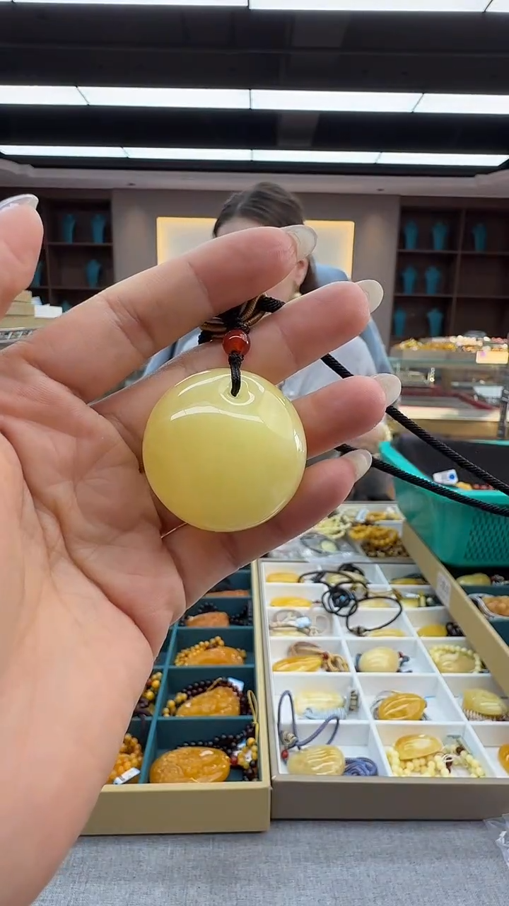 琥珀颈饰未镶嵌160秒拍号 假一罚三 