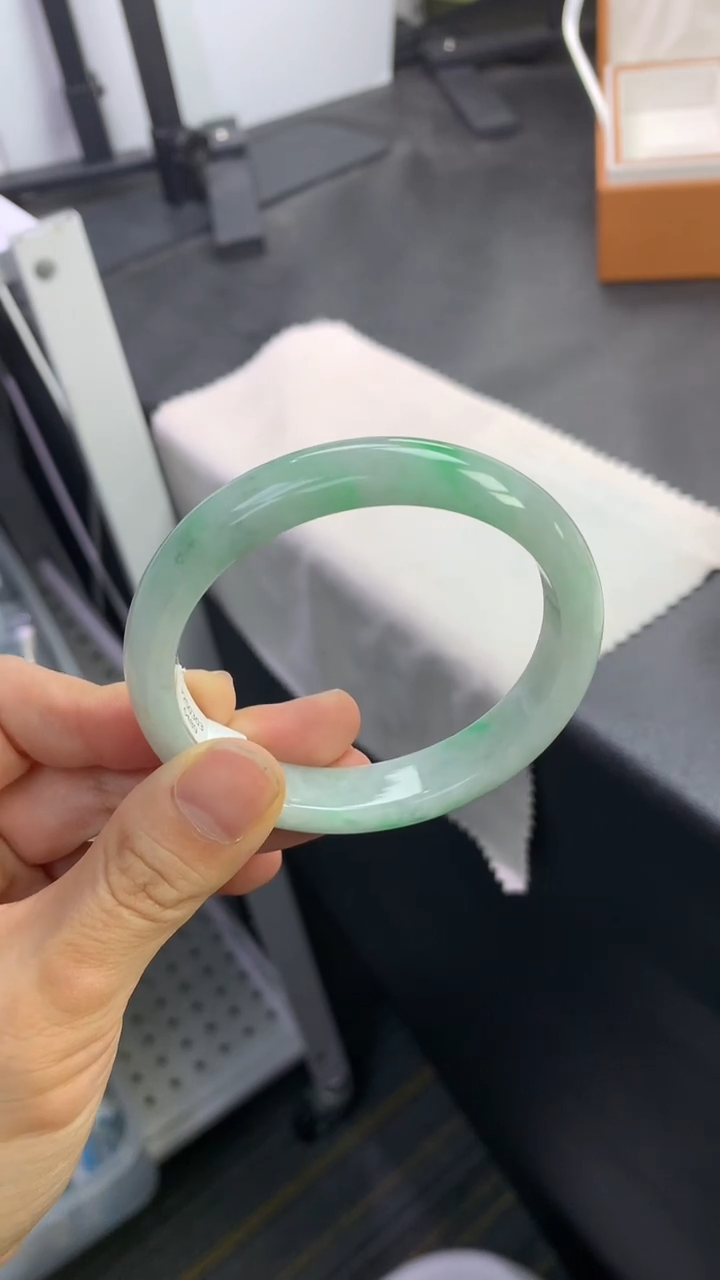 未镶嵌手镯（贵妃镯）翡翠退货需手镯吊牌标签完好