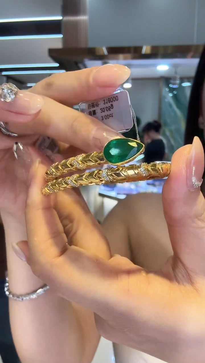 18K金镶嵌手镯祖母绿蛇手镯