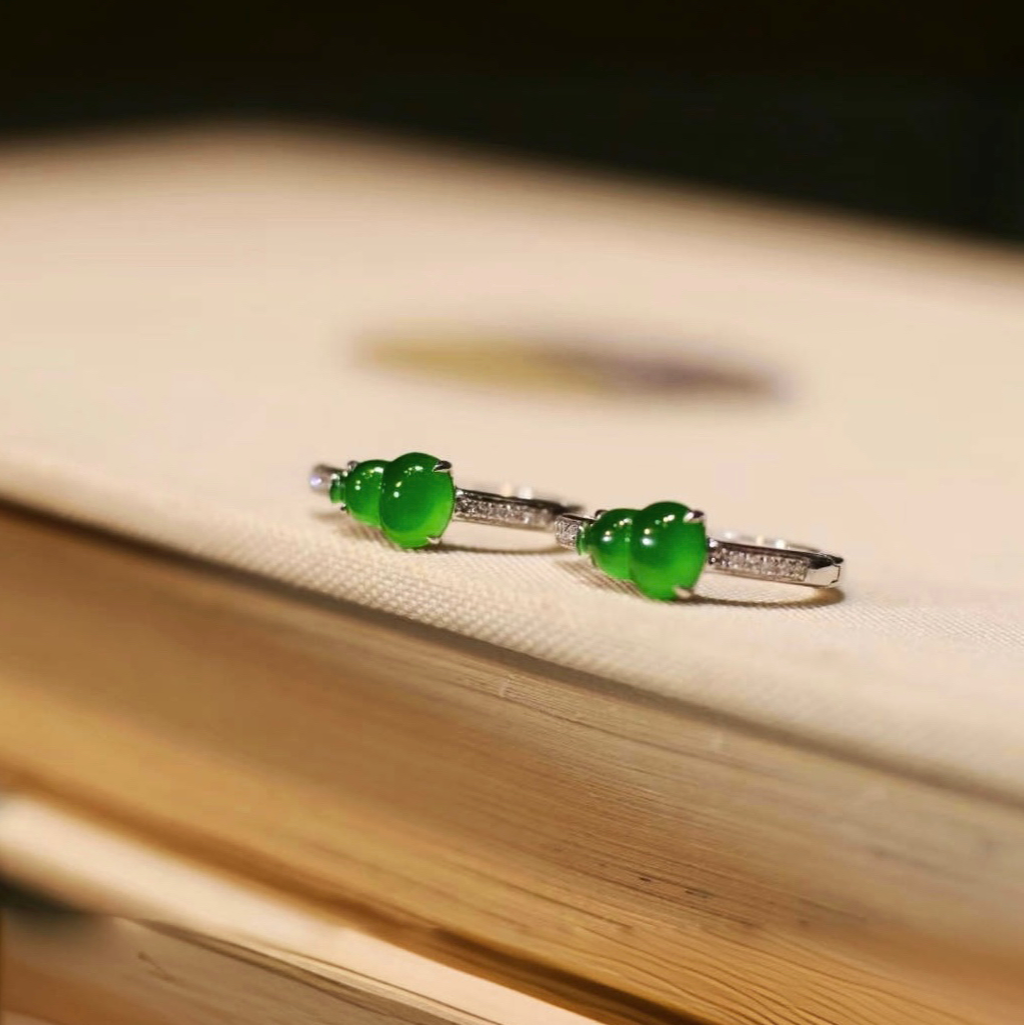 翡翠耳饰925银A货翡翠辣绿色葫芦耳扣