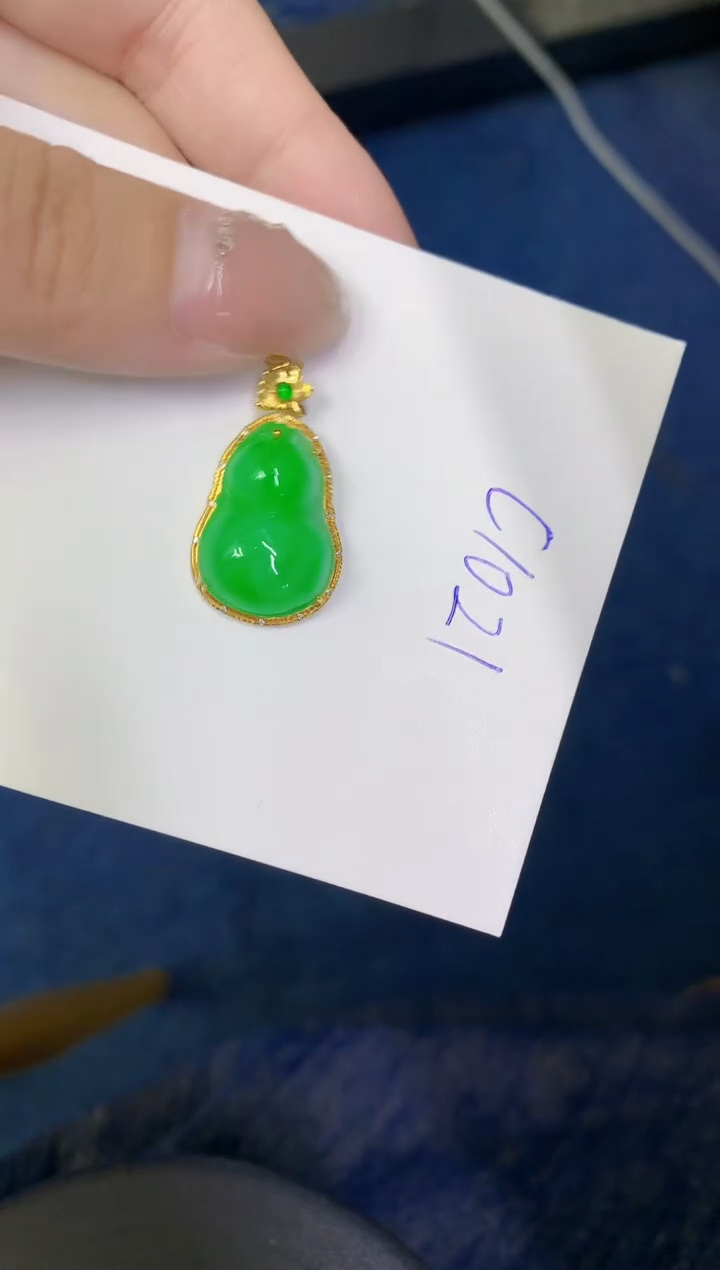 颈饰18K金镶嵌翡翠缅甸天然翡翠A货