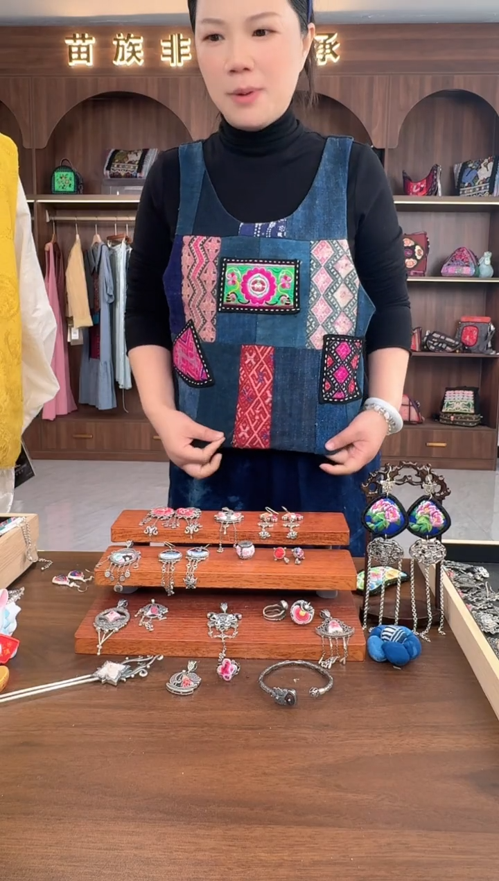 【闪购商品】织绣扶光苗绣传承L8