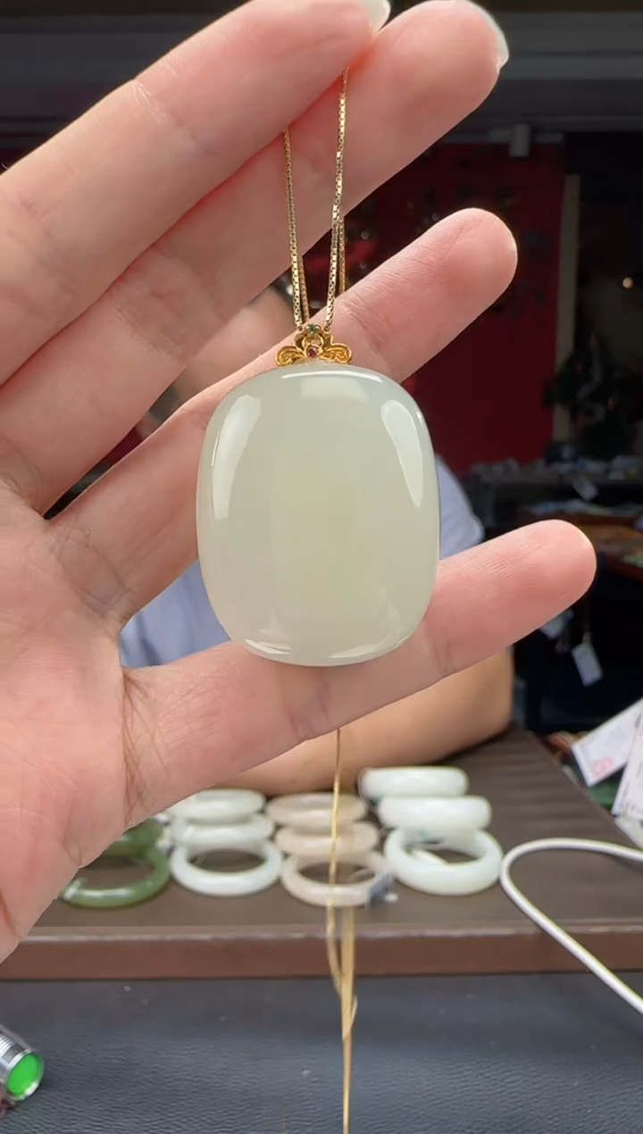 和田玉18K金镶嵌颈饰白冰猫无事牌