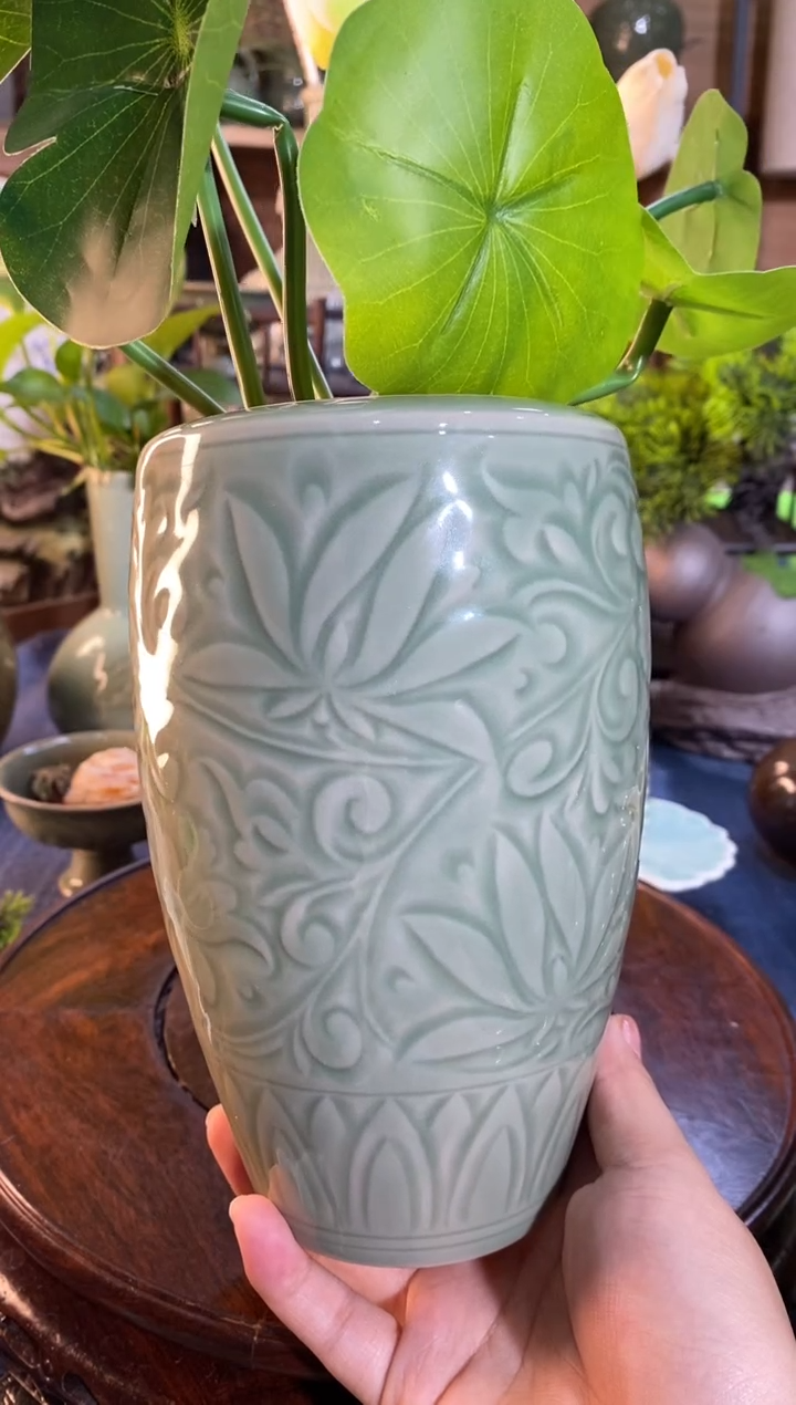 【闪购商品】100028 纯莲纹半月花瓶 1只微瑕