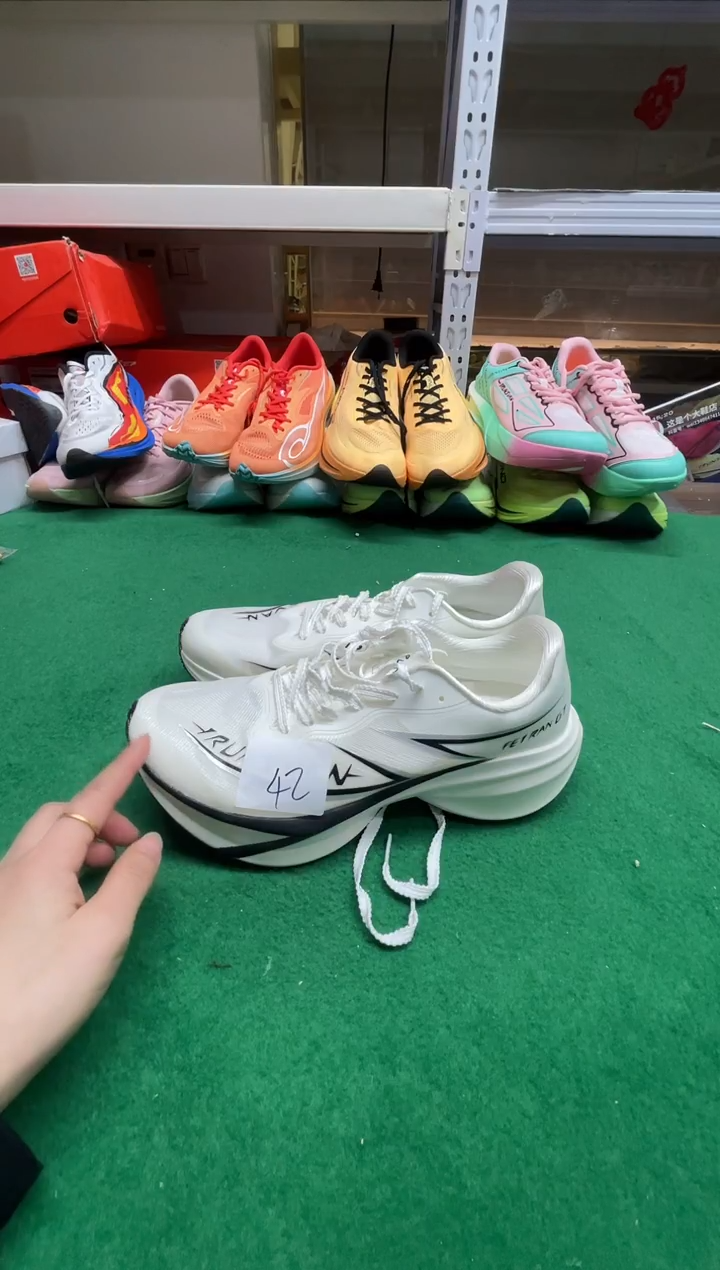 s****e这是个大鞋店的鞋