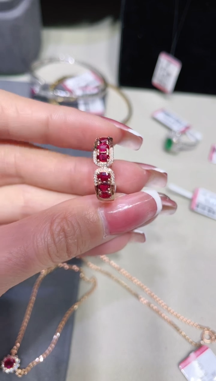 18K金镶嵌天然红宝石戒指