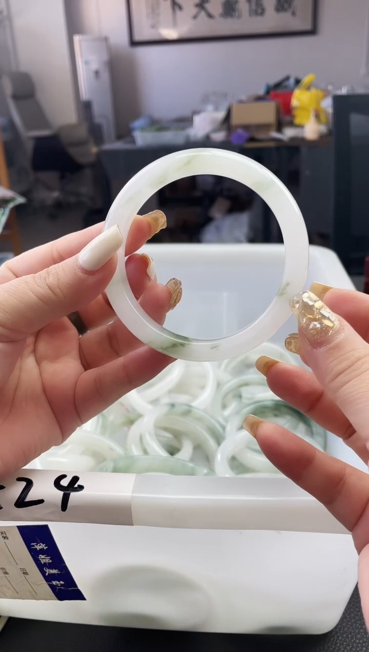 未镶嵌天山翠镯子石英质玉娄*娄美