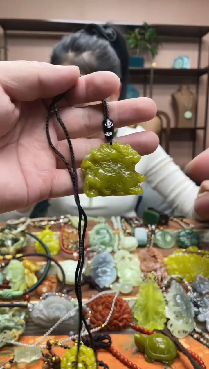 未镶嵌岫玉颈饰·