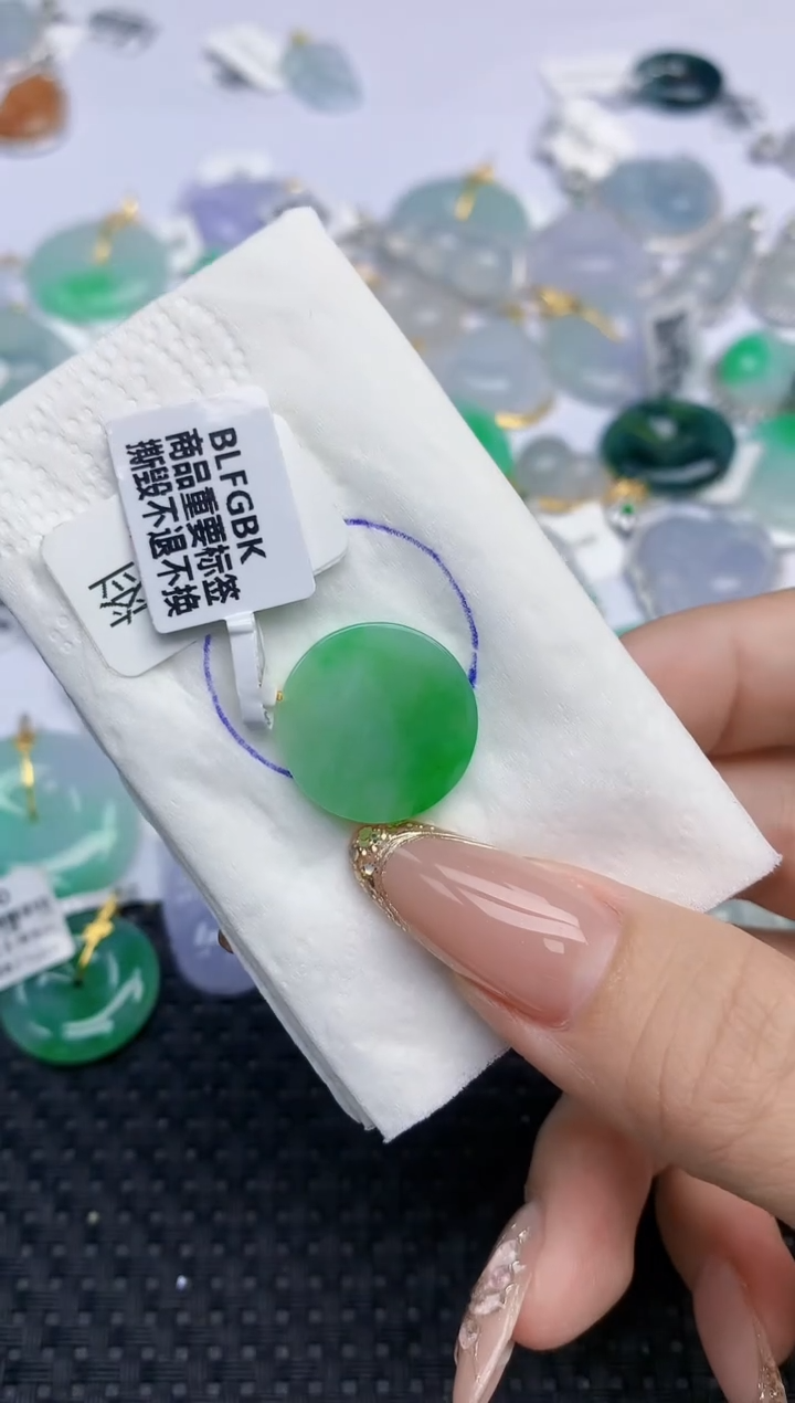 颈饰18K金镶嵌翡翠   天然翡翠A货  百元以上9米证书费自理