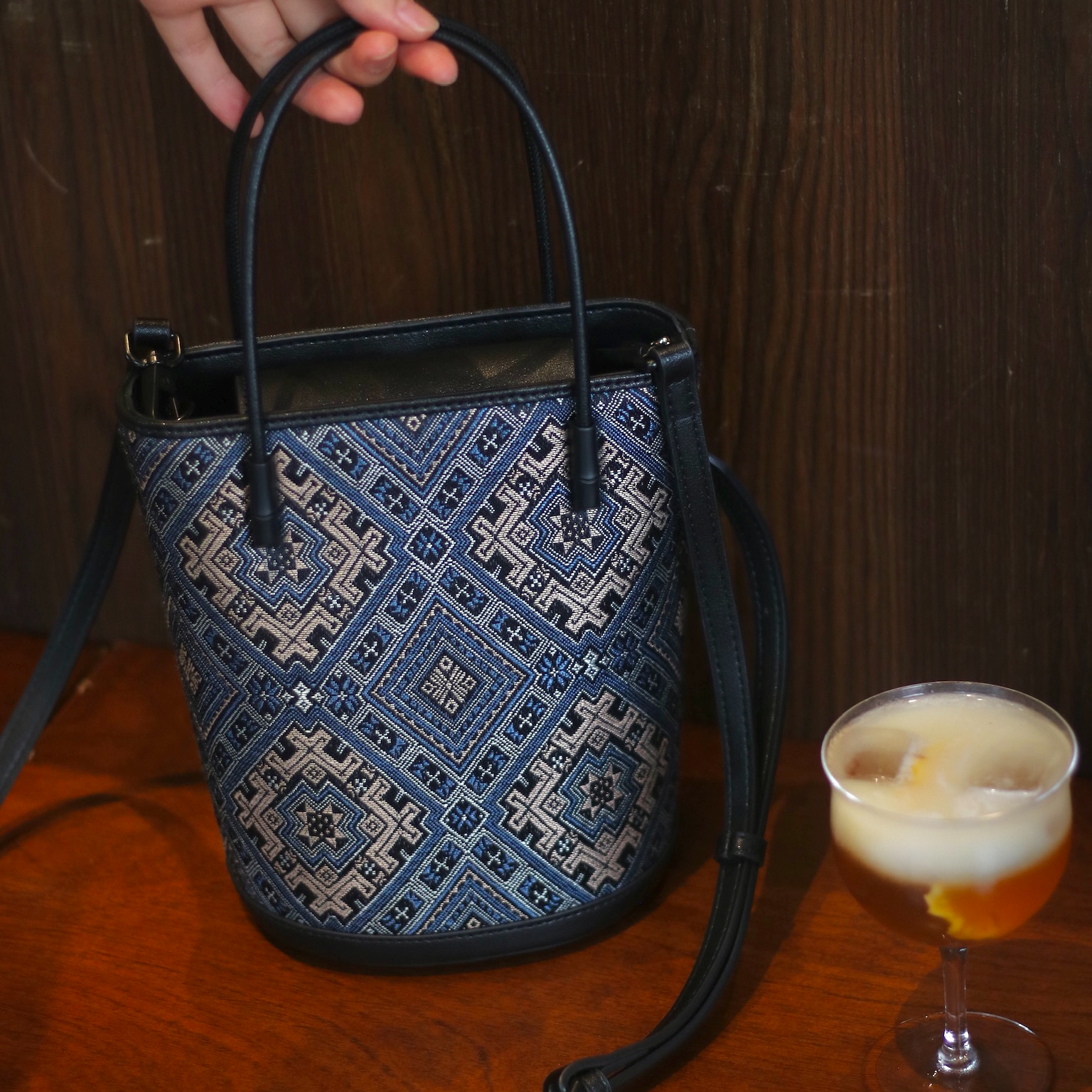 谭湘光 | 广西非遗壮锦2025年新款壮锦花开燕语小水桶包休闲时尚