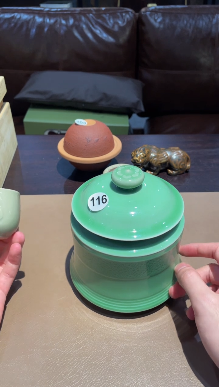 116窑承青瓷梅青万字纹盖罐